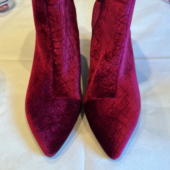 NWOT KURT GEIGER burlington burgundy velvet embossed booties size 37 euro/6.5 - Picture 9 of 13
